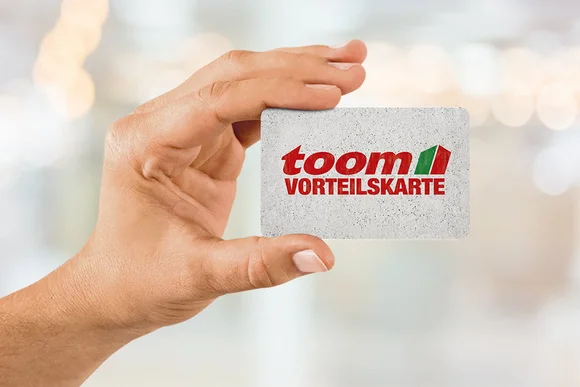 Hand hält Kundenkarte